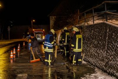Fluorn: Kleiner Schneeraeumer Stuerzt Hang Hinunter 